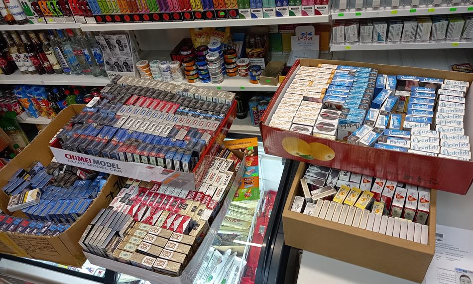 Krabice s cigaretami na pultu 2