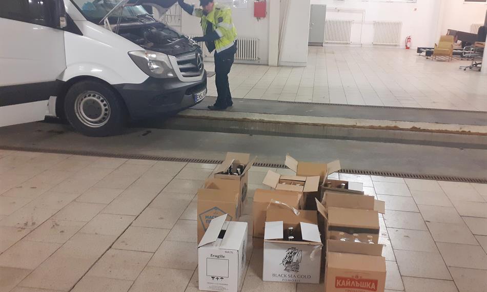 celník kontroluje vůz