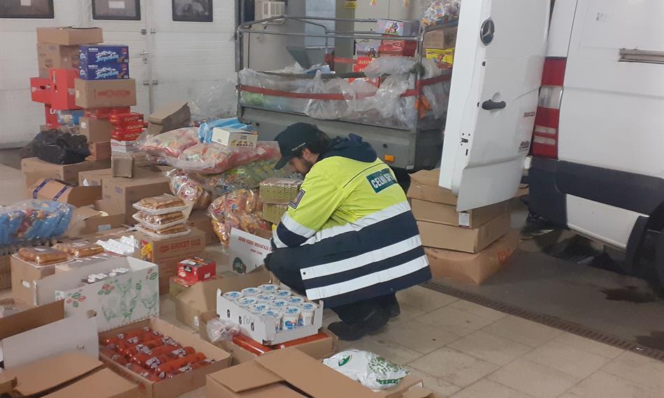 Celník kontroluje náklad