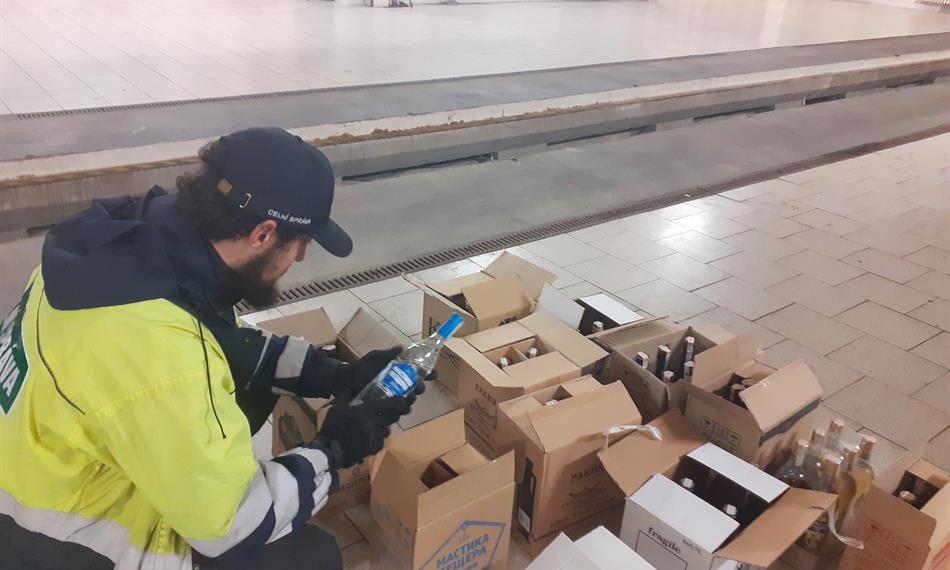 Celník kontroluje náklad1