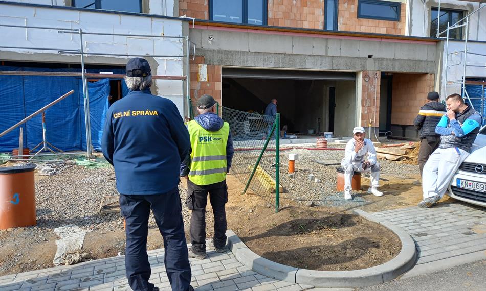 Celníci kontrolují zaměstnance 1