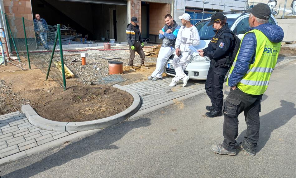 Celníci kontrolují zaměstnance 5