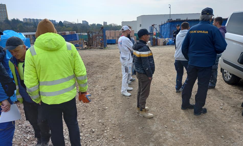 Celníci kontrolují zaměstnance 4