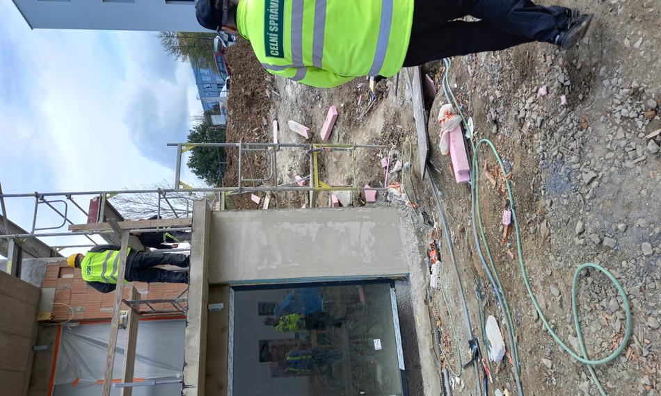 Celníci kontrolují zaměstnance 3