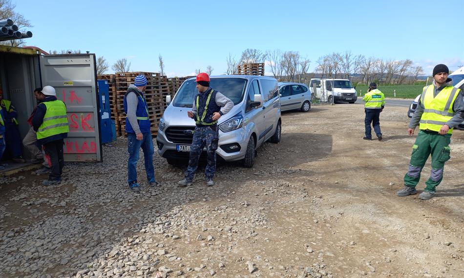 Celníci kontrolují zaměstnance 2