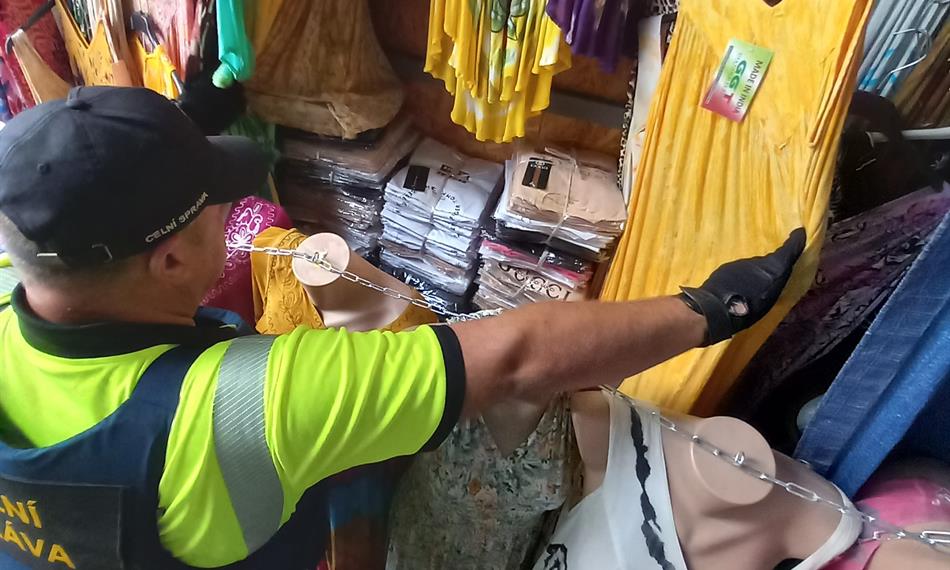 celník při kontrole 1