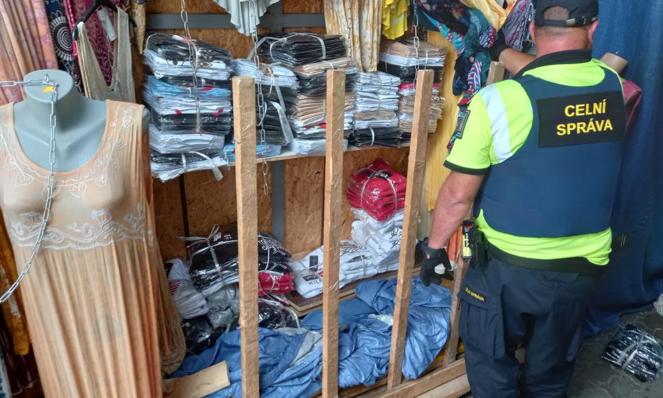 celník při kontrole 2