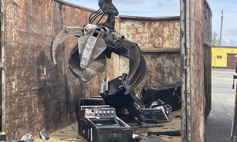 ničení automatů bagrem