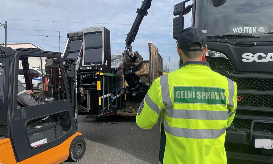 celník dohlíží na likvidaci