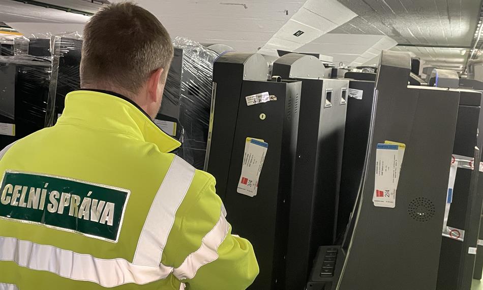 celník kontroluje ve skladu