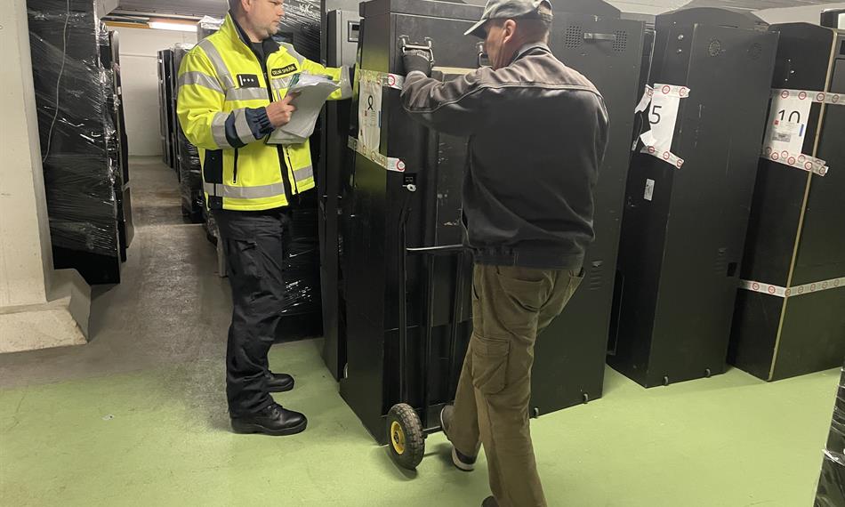 celníci nakládají automaty2