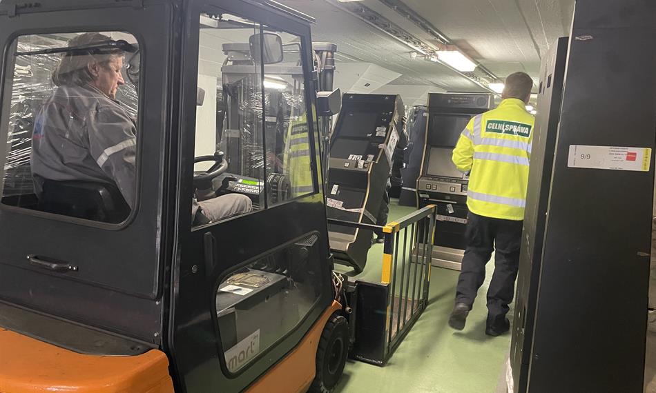 celníci nakládají automaty