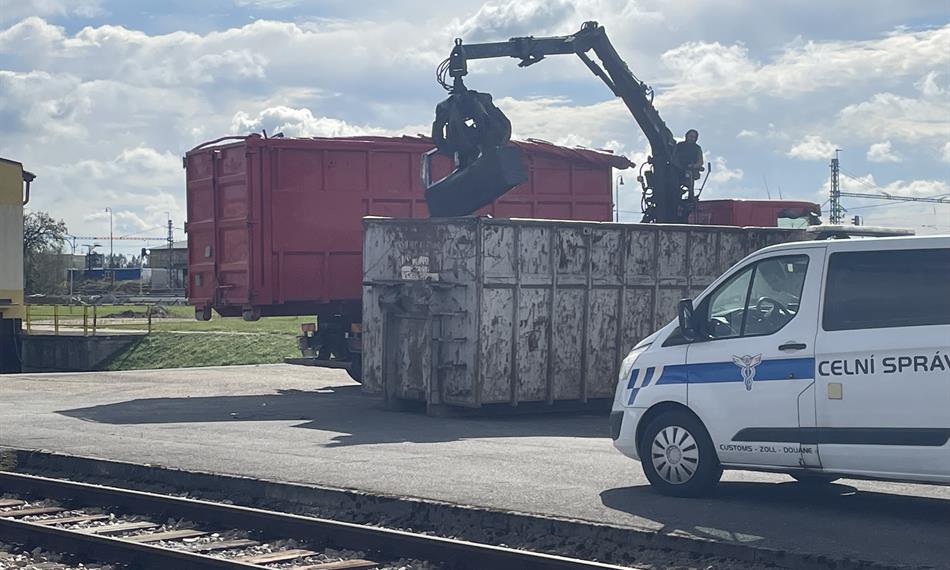 ničení automatů bagrem2