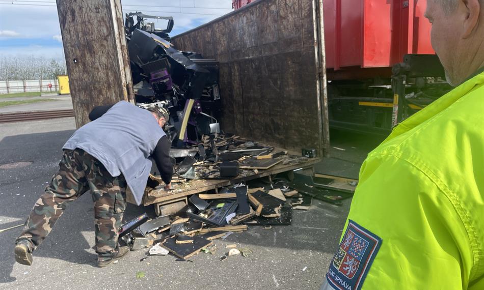 rozbité automaty v kontejneru