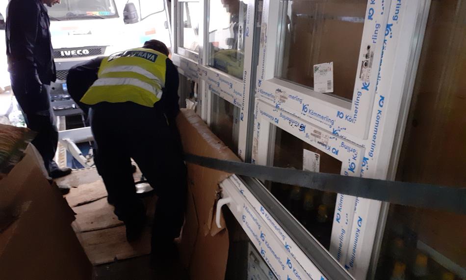 Celníci kontrolují nákladový prostor 1