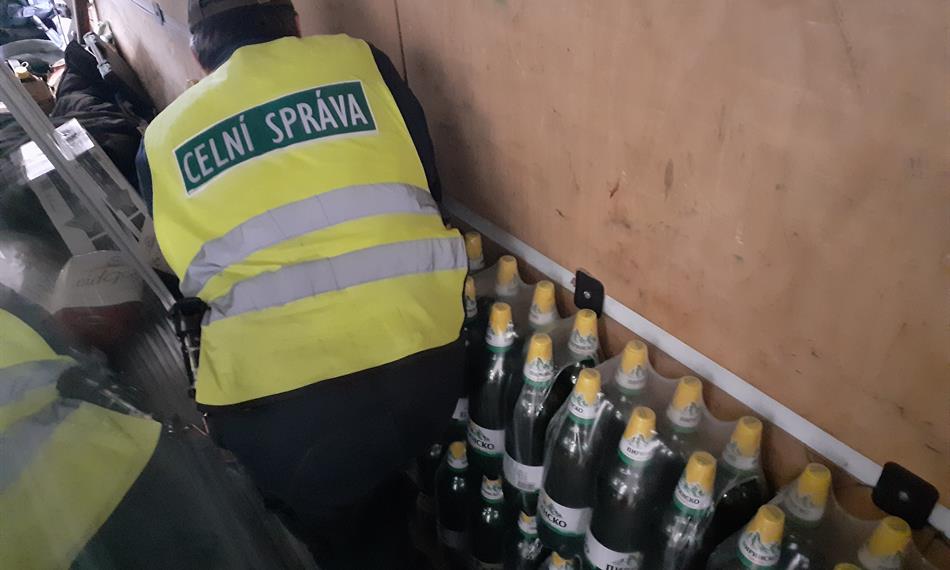 Celníci kontrolují nákladový prostor 2