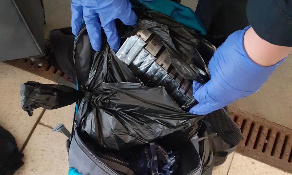 celník našel ukryté cigarety