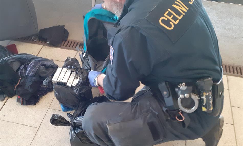 celník kontroluje zavazadla