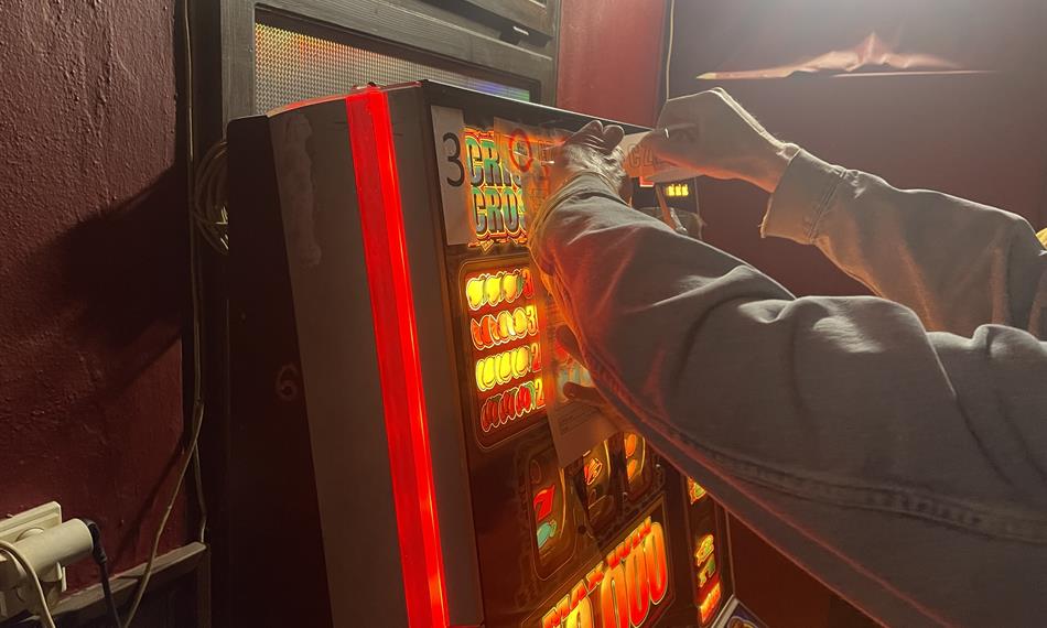 celník označuje zadržený automat