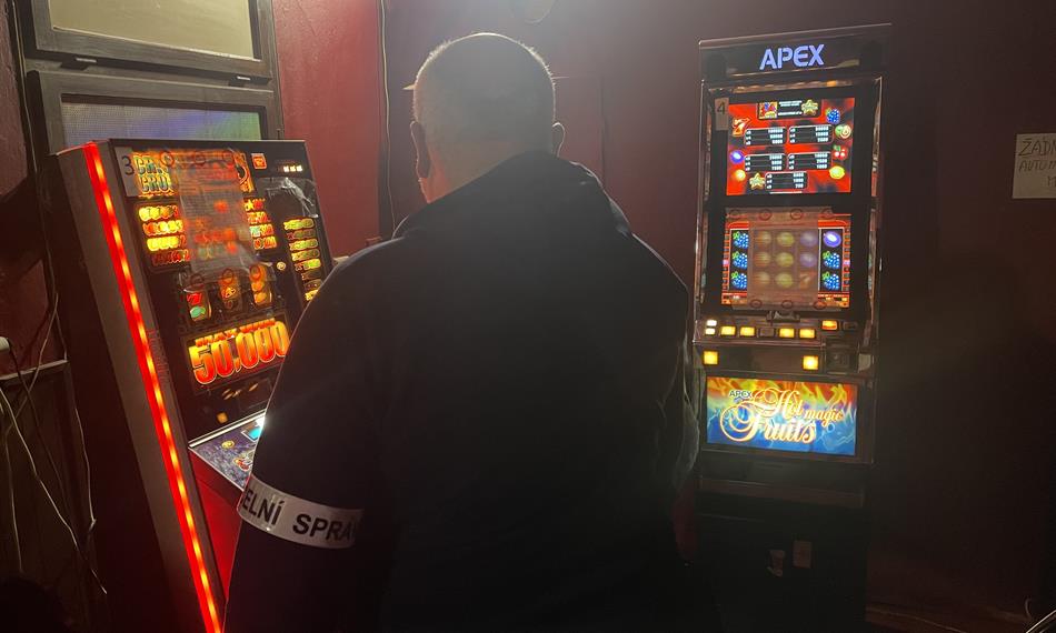 celník v celník v nelegální herně2