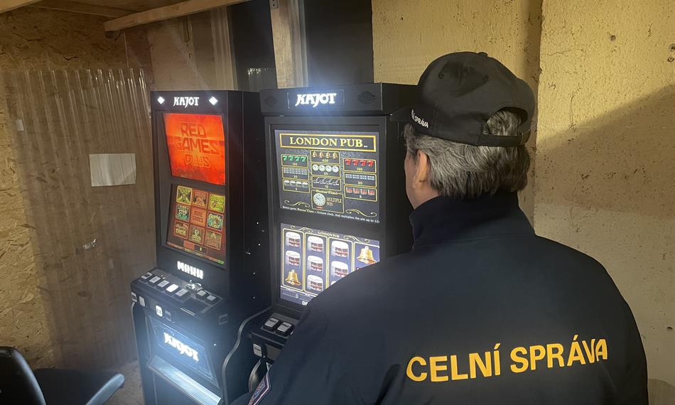 celník v nelegální herně