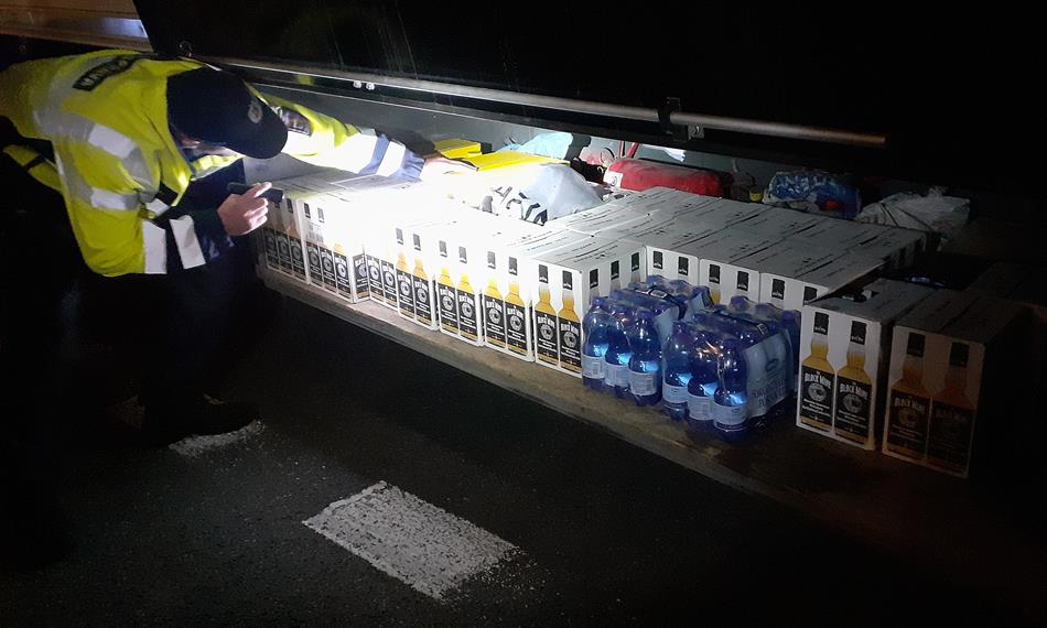 celník našel v kamionu lihoviny