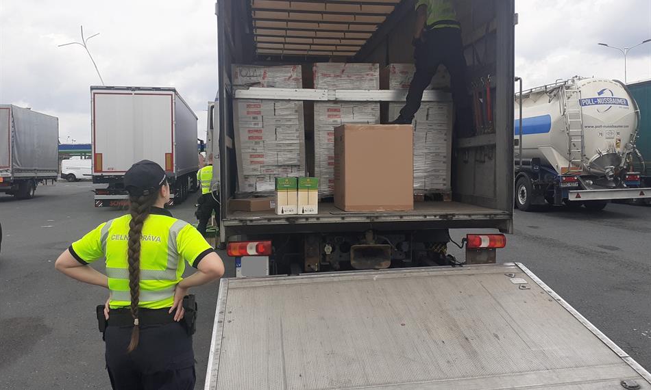 celníci kontrolují náklad 2