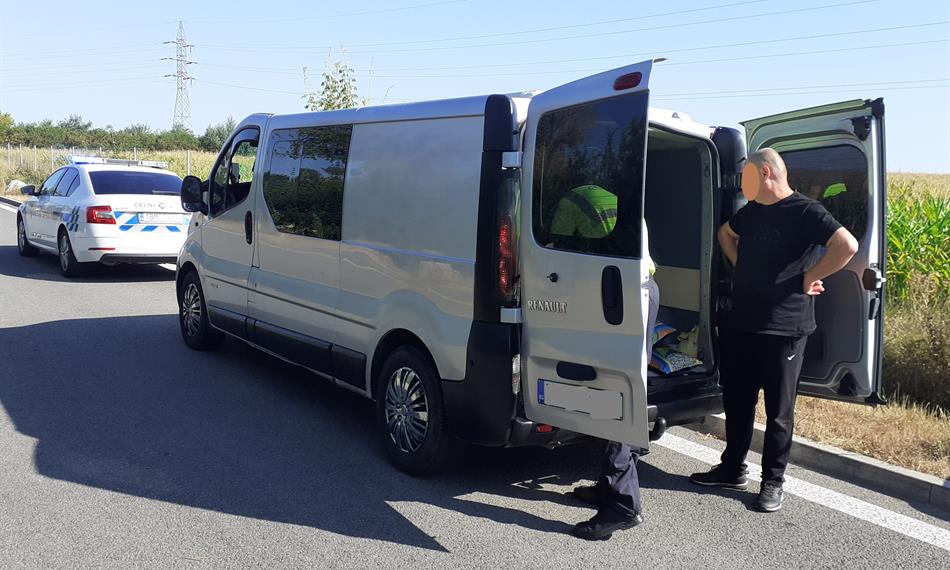 celník kontroluje dodávku 1