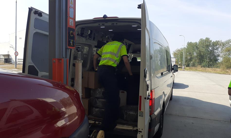 celník kontroluje dodávku 3