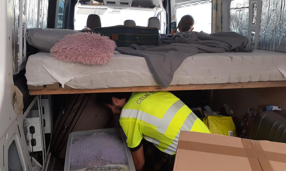 celník kontroluje dodávku 2