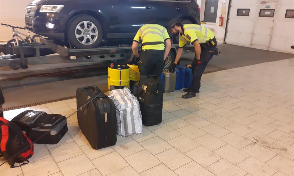 celníci kontrolují náklad 1