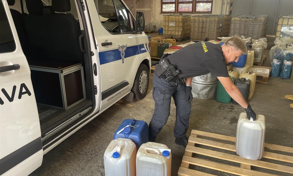 celník vykládá kanystry s naftou 1