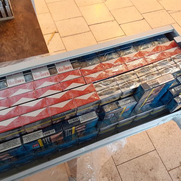 cigarety v boxu žaluzie