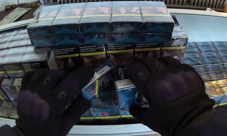 celník skládá cigarety