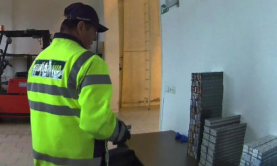 celník skládá cigarezy 2