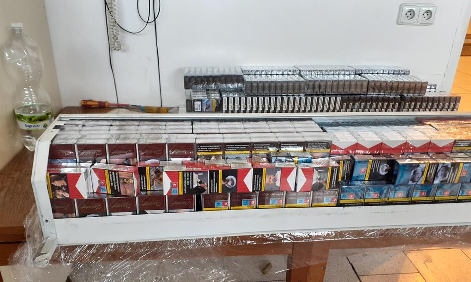 cigarety v boxu na žaluzie