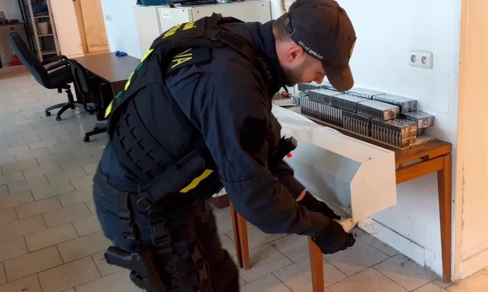 celník demontuje box