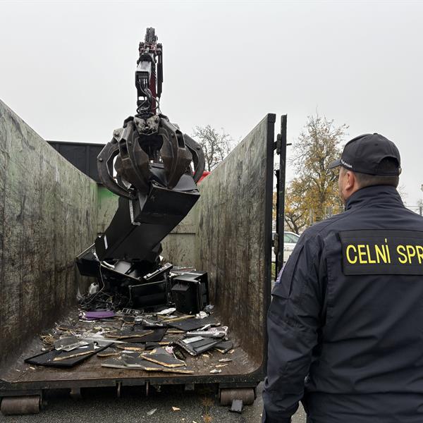 Celník dohlíží na likvidaci