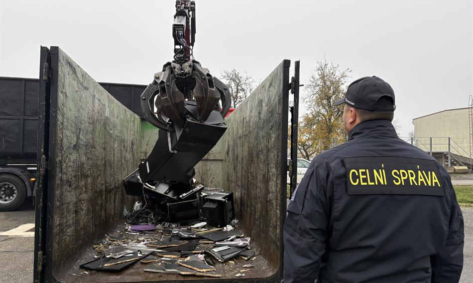 Celník dohlíží na likvidaci 1