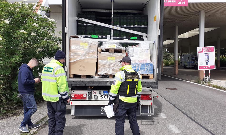 Celníci kontrolují kamion