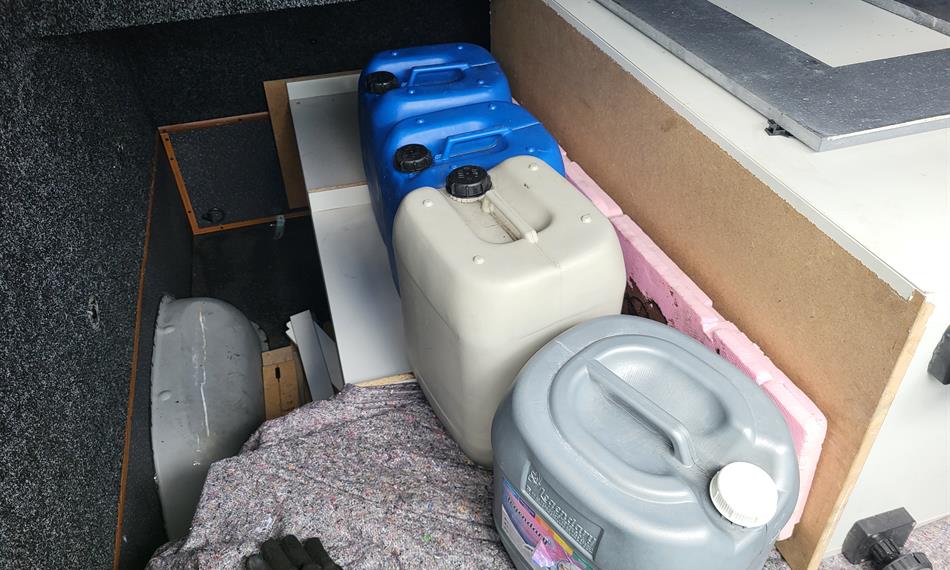 zajištěné kanystry s naftou