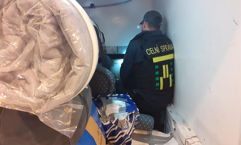 celník v nákladovém prostoru