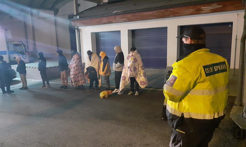 celník dohlíží na běžence 1