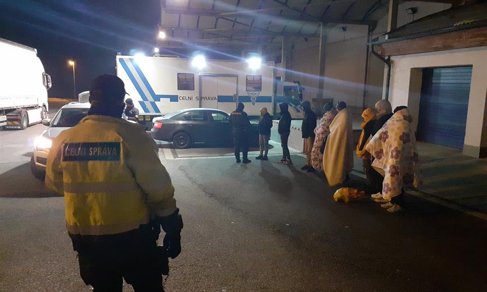 Celník dohlíží na běženceaci 1