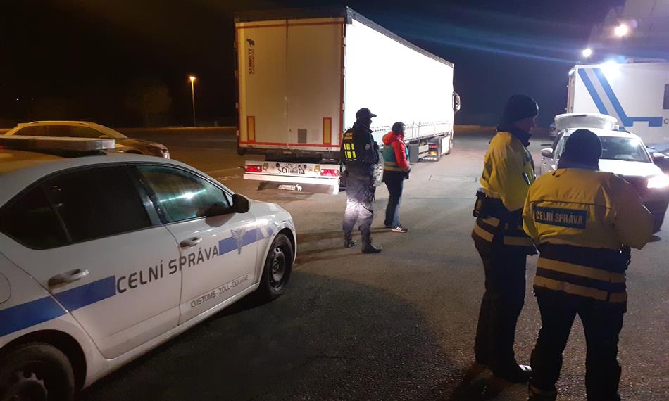 Kontrolovany kamion a celnicke auto