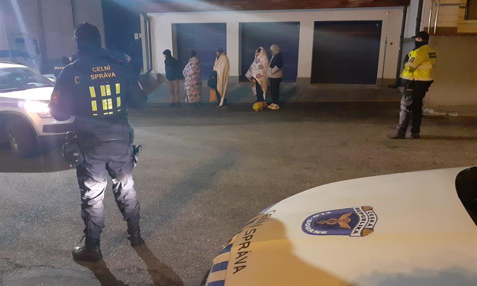 celníci dohlíží na běžence