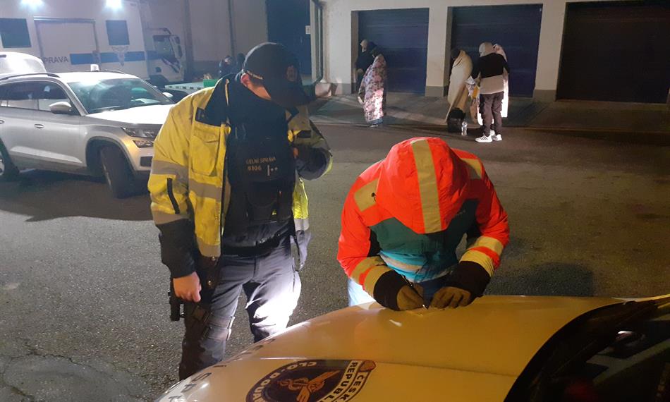 celni s řidičem sepisují