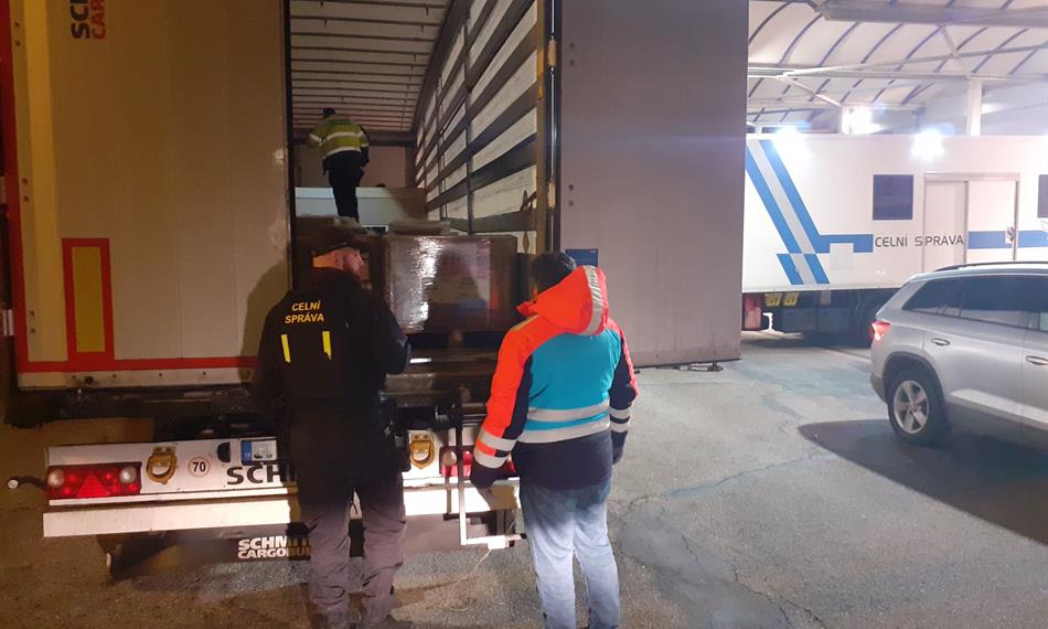 celnik otevřel kamion