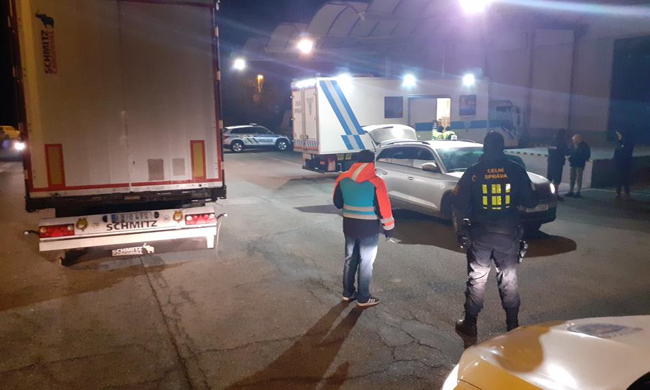 Celnik a ridic kamionu