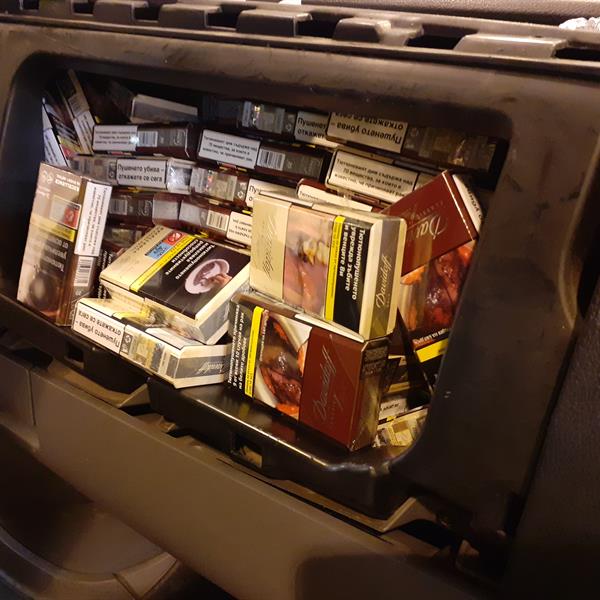 Cigarety v palubní desce